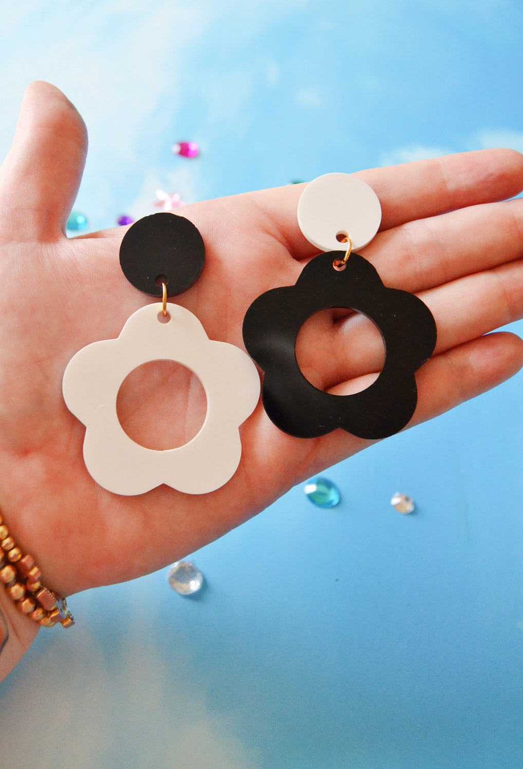 ACRYLIC RETRO DAISY FLOWER EARRINGS