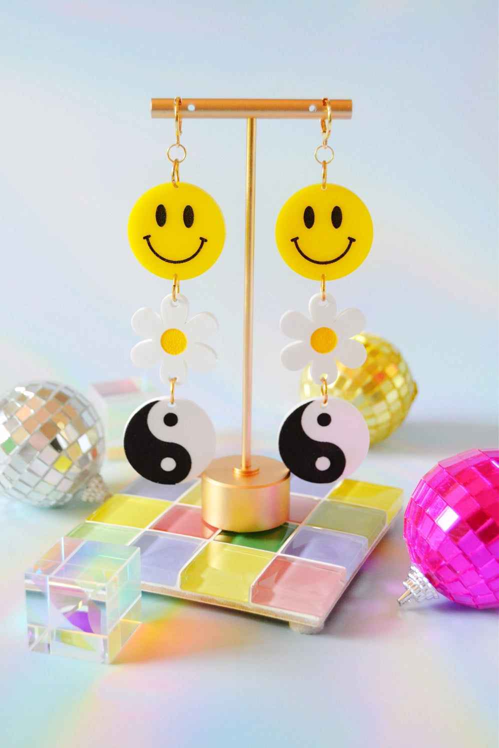 GROOVY DAISY TRINITY EARRINGS