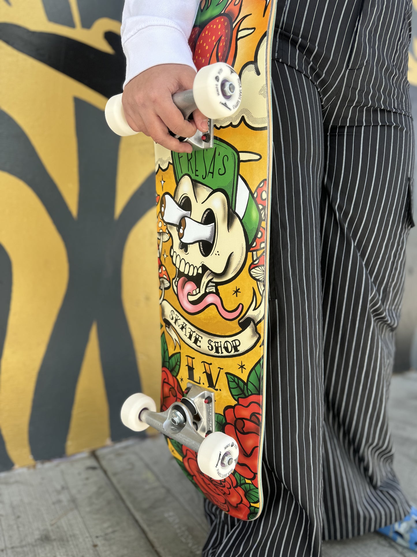 COMPLETE SKATEBOARD FRESA'S SKATE SHOP ROSES 8.25