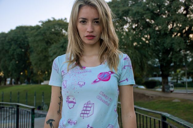 BARBIE PATIN UNIVERSAL SPOT FITTED TEE