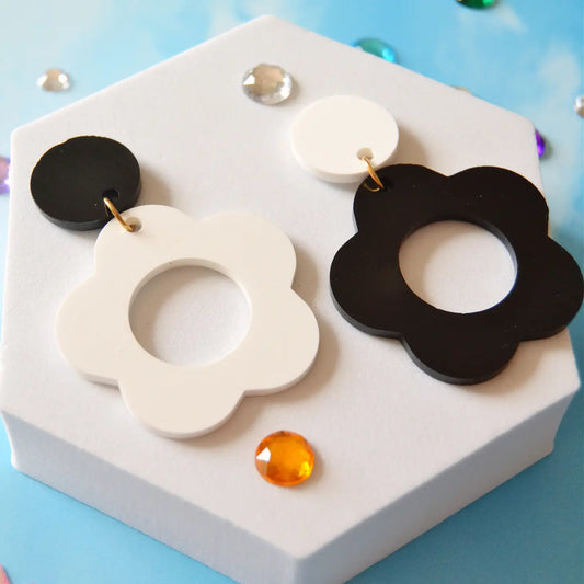 ACRYLIC RETRO DAISY FLOWER EARRINGS